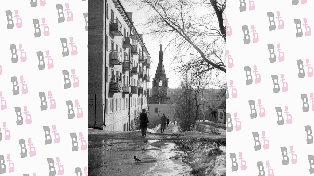 Калуга 75-й год_ул Луначарского, Знаменская церковь.jpg Калуга 75-й год_ул Луначарского, Знаменская церковь.jpg