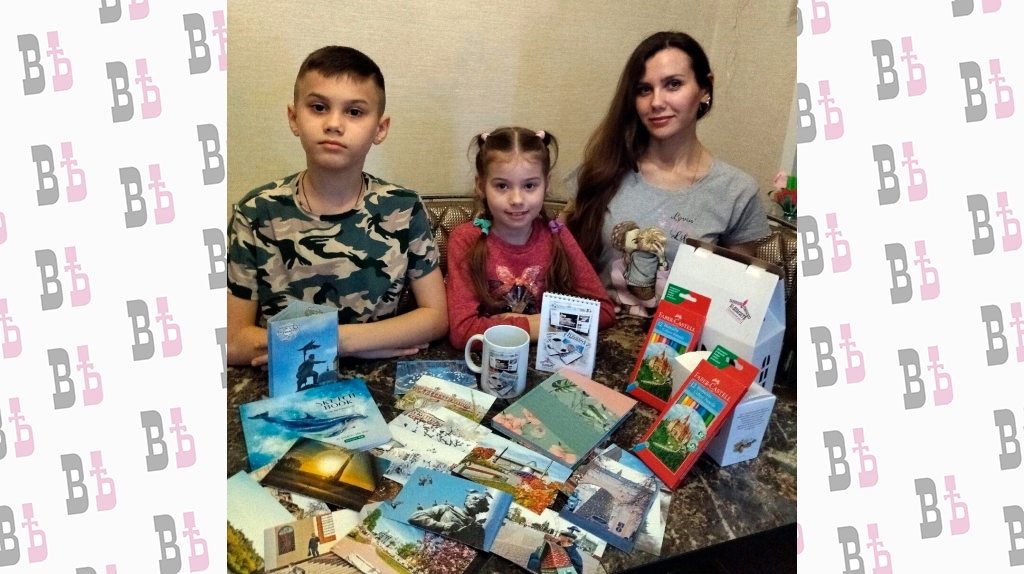 Ваня и Ксюша Троцюк, работы которых заняли 1 место, и их мама Татьяна_1.jpg Ваня и Ксюша Троцюк, работы которых заняли 1 место, и их мама Татьяна_1.jpg