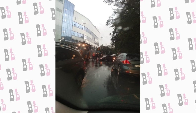 В Калуге ураганом ломало деревья и заборы