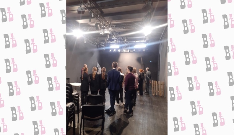 Калужские школьники побывали за кулисами драмтеатра