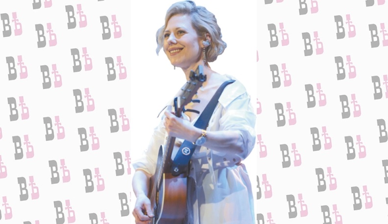 Заслуженная артистка России Анна Осипова (сценический псевдоним – Юта) – музыкант, композитор, основатель и вокалистка группы «Юта». Автор музыки к более чем 40 фильмам, в том числе популярным российским сериалам «Солдаты» и «Студенты». Более 10 лет Юта п