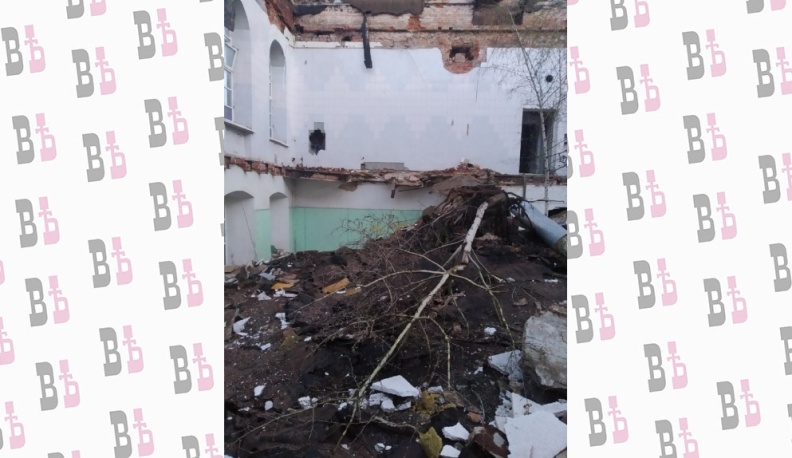 В Калуге обрушилась часть кровли недействующего завода «Кристалл»