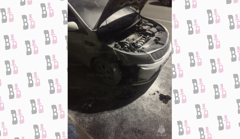 В центре Калуги ночью загорелась машина