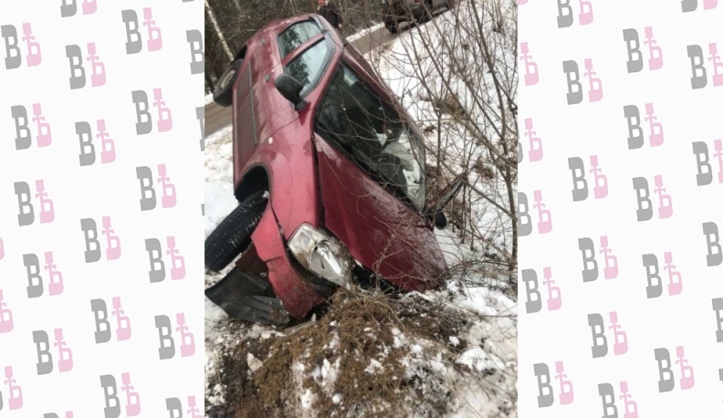 В деревне Якшуново перевернулась иномарка 