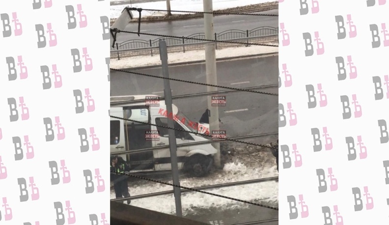 Дорожные войны: столб оказался крепче микроавтобуса