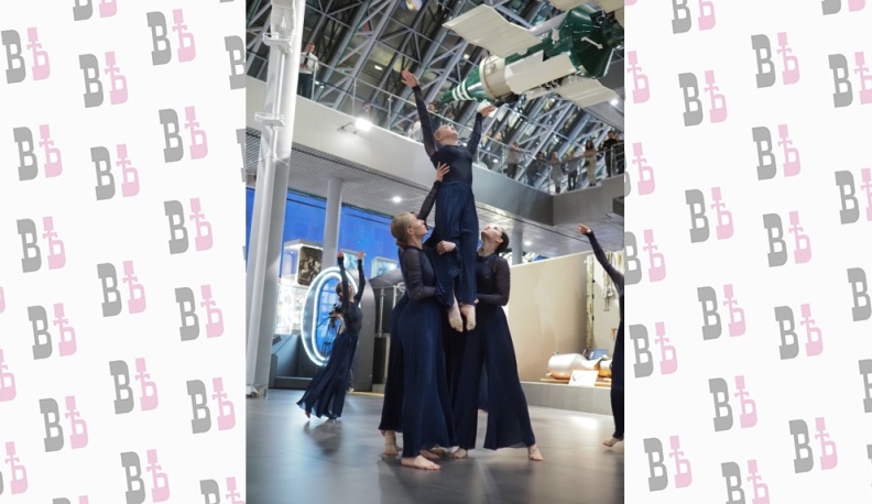 Творческие номера в исполнении студентов Калужского колледжа культуры и искусств в космических интерьерах смотрелись очень необычно.