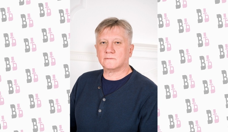 Сергей Жогличев родился 1 января 1958 года в семье военного. После окончания школы поступил и успешно закончил КАЛТУ. С 1978 по 1980-й  работал в вертолетном отряде Калужского отделения Аэрофлота.