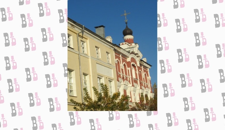 В Калуге забор у православной гимназии на тротуаре переделают во входную группу