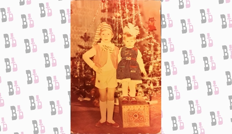 На елке с сестрой, 1994 год.