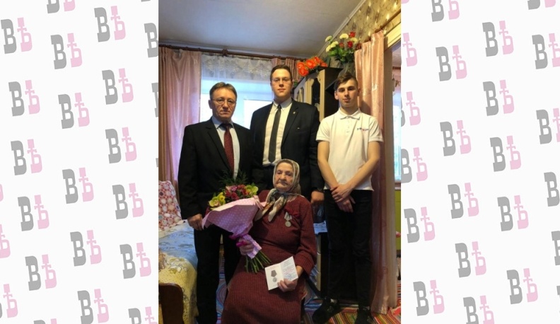 Букет от Бабурина и юбилейная медаль