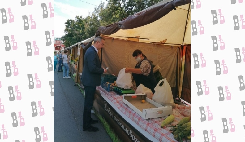 Владислав Шапша закупился фруктами и медом на калужской ярмарке