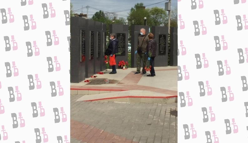В Балабаново в сквере Победы к воинскому мемориалу возложили цветы