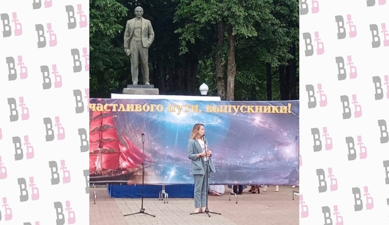 В Юхнове выпускников проводили во взрослую жизнь