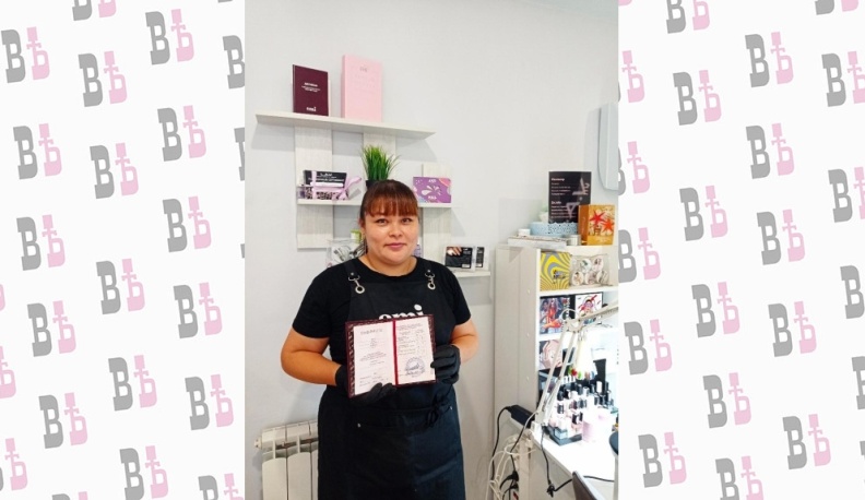 На средства социального контракта многодетная мама из Людинова открыла собственную студию красоты