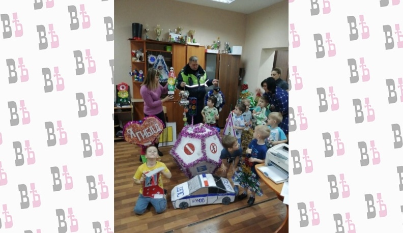 Дорожный знак на новогодней ёлке