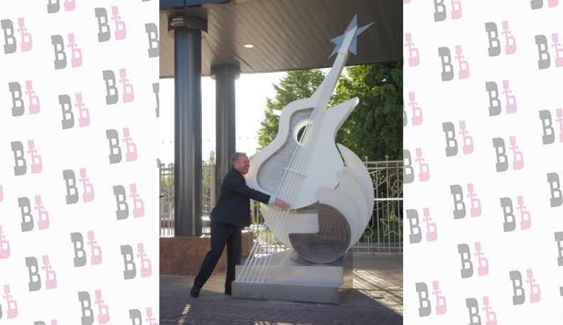 Скульптуру в форме гитары открыли возле филармонии в Калуге