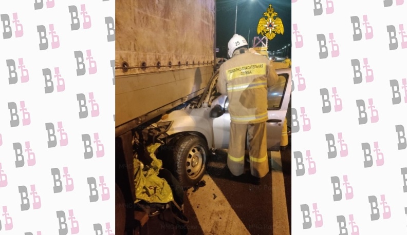 На трассе в Калужской области «Рено» зажало под прицепом грузовика