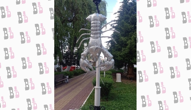 В сквере калужского драмтеатра проветривают бутафорские скульптуры