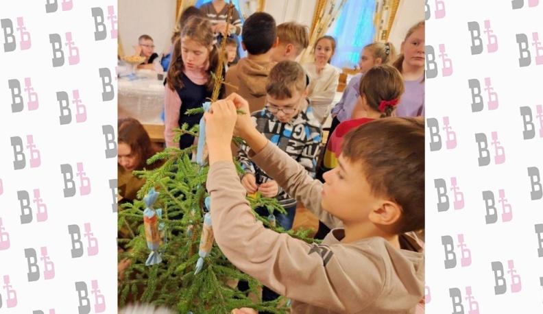 По традиции елку нарядили сладостями.