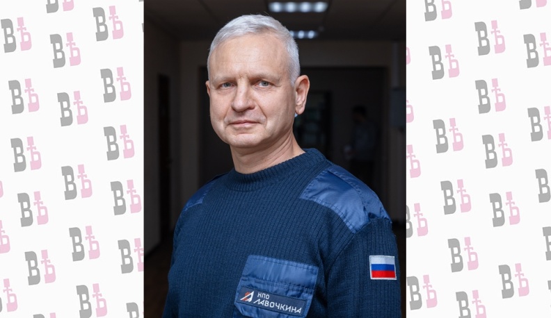 И на гербе,  и на орбите