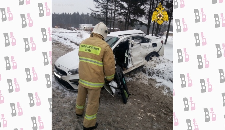 В аварии с КамАЗом и легковушкой в Калужской области пострадал 23-летний мужчина