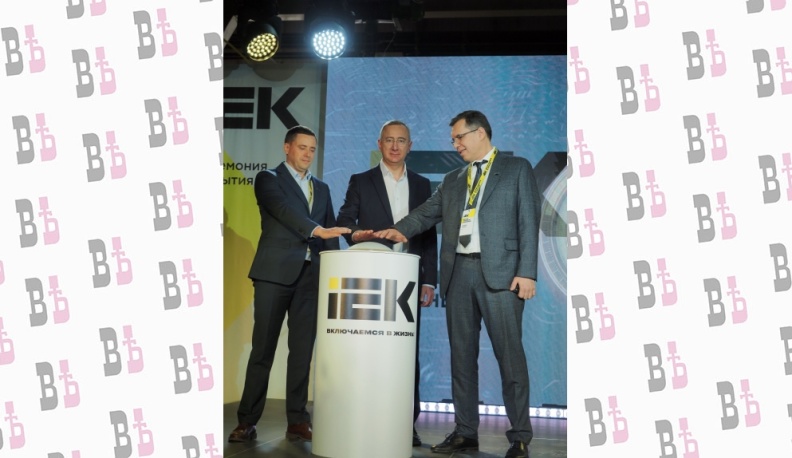 Заместитель генерального директора по производству IEK GROUP Олег Ильин, Владислав Шапша и Андрей Забелин на символическом запуске производства.