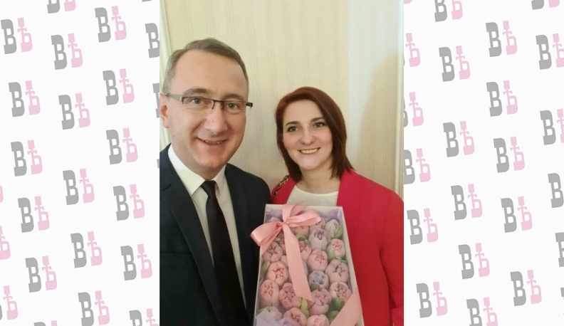 Владиславу Шапше передали сладкий подарок для его жены к 8 Марта от многодетных матерей