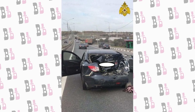 В Калуге грузовик смял Ниссан перед светофором у Пучковского моста