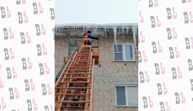 В Жуковском районе продолжается борьба с наледью и сосульками на крыше 