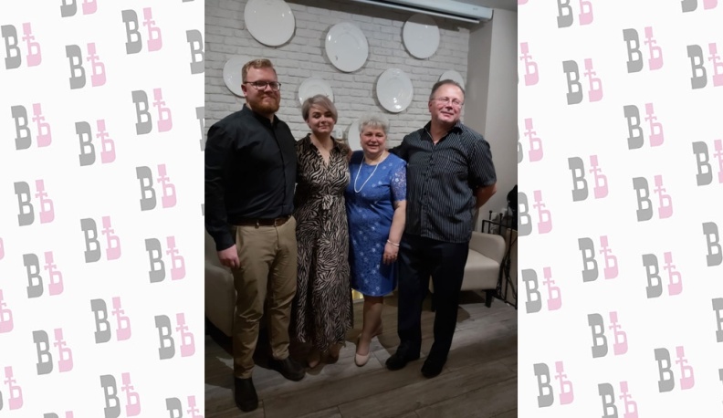 С сестрой и любимыми родителями.