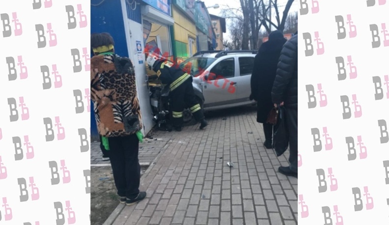 Иномарка врезалась в молочную палатку в Калуге