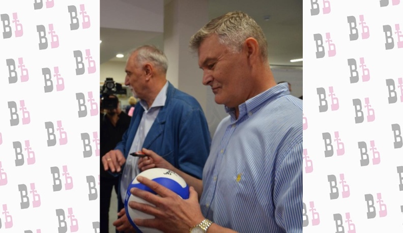 К 100-летию российского волейбола коллекция Музея спортивной славы Дворца спорта пополнилась еще одним памятным предметом – мячом с автографами Александра Савина и Ярослава Антонова (на фото). 