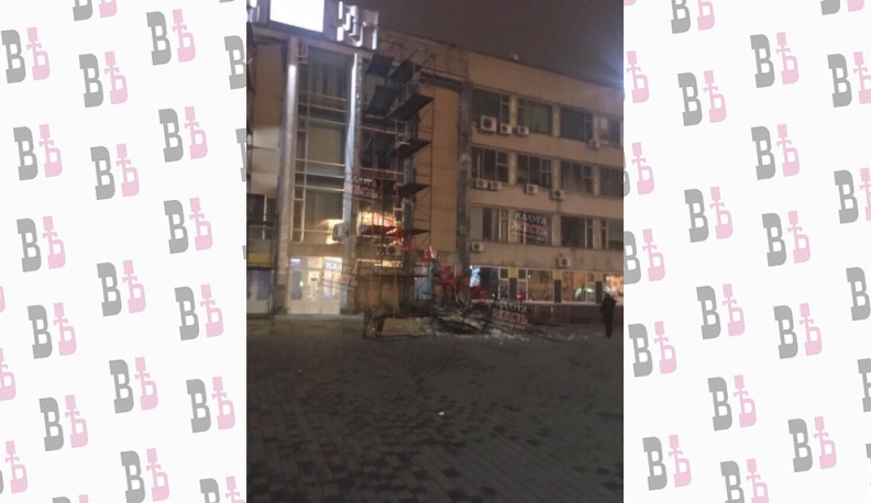 В Калуге обрушились леса на здании горуправы