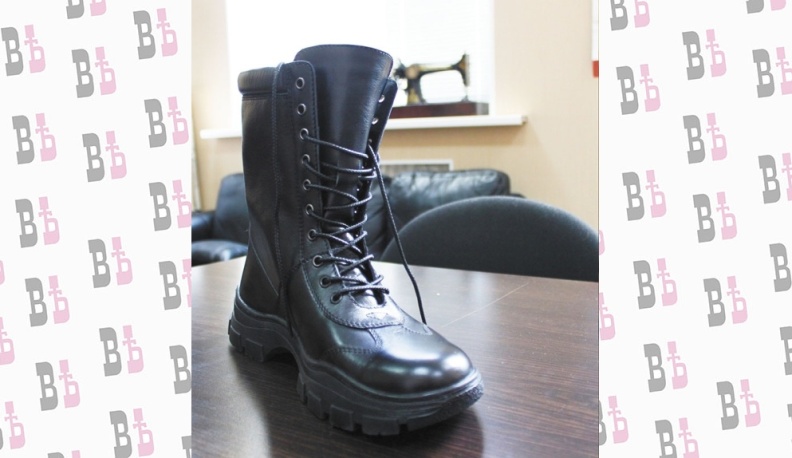 На обувной фабрике «Ромер» мастера начали производить берцы по собственному дизайну