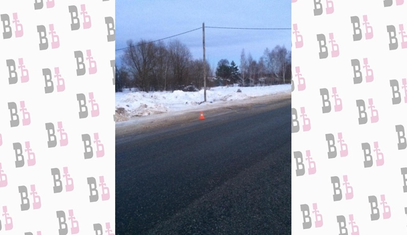 Водитель GEELY получил травмы, врезавшись в опору ЛЭП