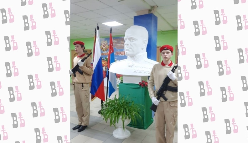 В Калуге в школе №45 торжественно открыли бюст маршала Жукова