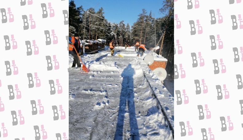 В Жуковском районе в усиленном режиме продолжается очистка дорог и кровель от снега и наледи