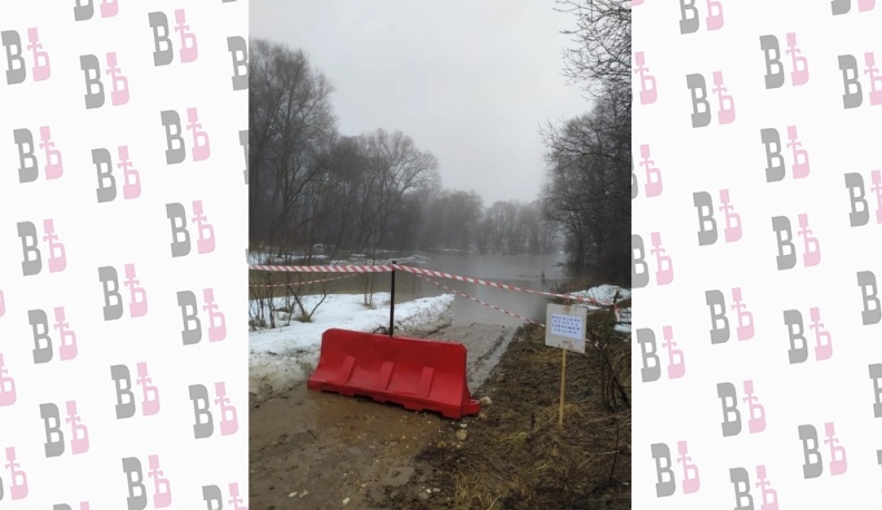 Дорогу в деревню в Малоярославецком районе затопило из-за разлива