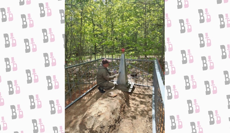 Сотрудники «Калужских Засек» окосят траву у братской могилы, над которой шефствуют