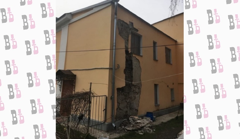 На улице Воскресенской в Калуге обрушился фасад дома