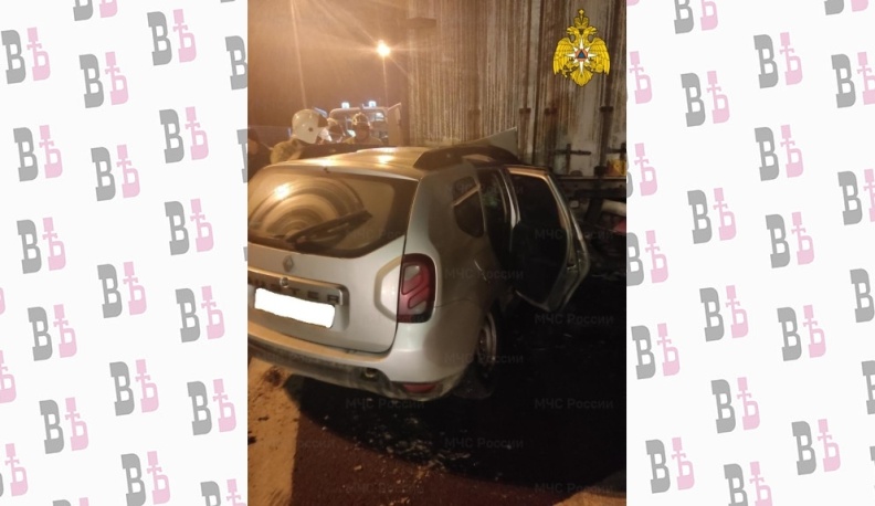 На трассе в Калужской области «Рено» зажало под прицепом грузовика