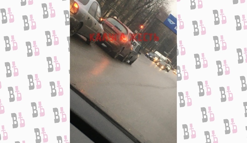 На путепроводе в Калуге затруднено движение из-за аварии