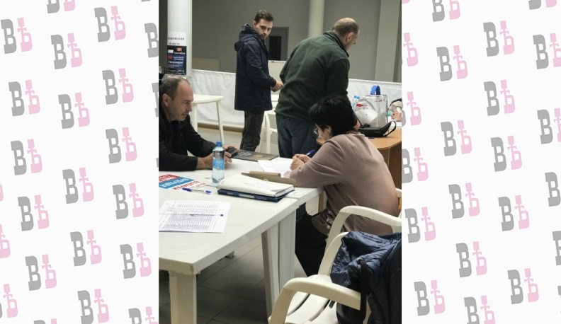 За воссоединение с Россией голосуют жители Лисичанска и Донецка на участке для голосования в Обнинске