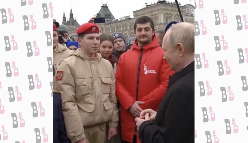 Юнармеец из Калуги вручил значок Владимиру Путину