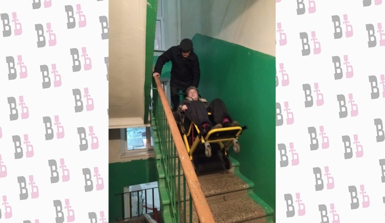 Самодвижущееся кресло поможет спуститься по лестнице.