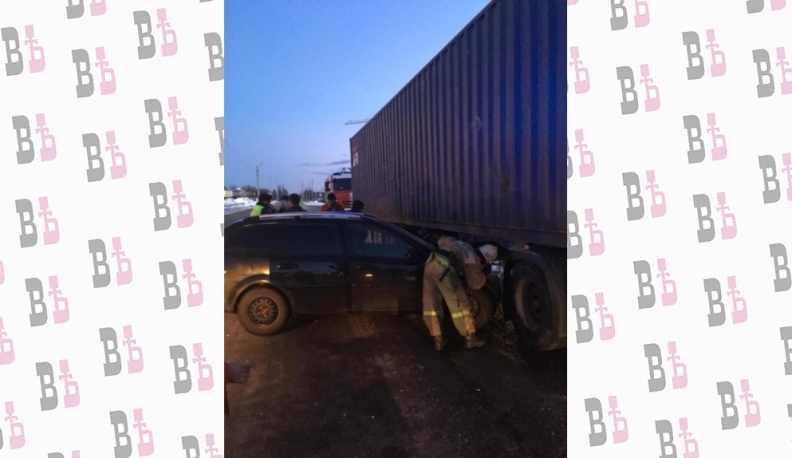 На Правобережье Шевроле влетел в припаркованную фуру