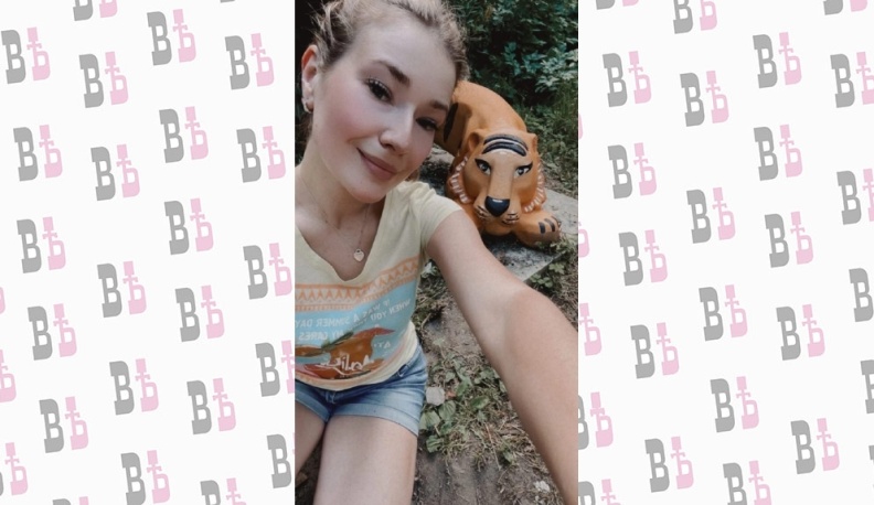 Юная калужская художница занялась раскраской бетонных фигур в городском дворе