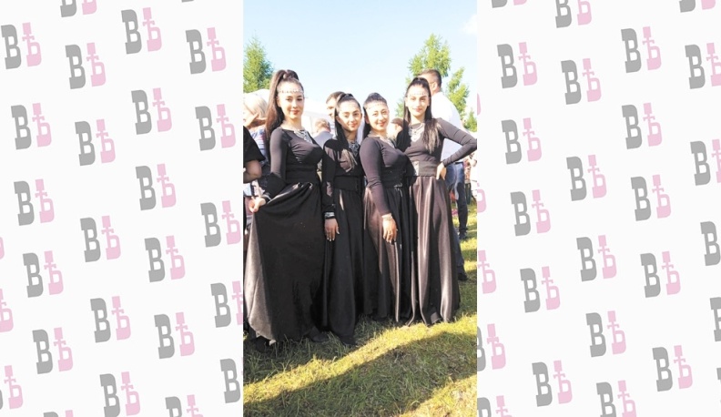 Трепещут флаги,  песни льются!