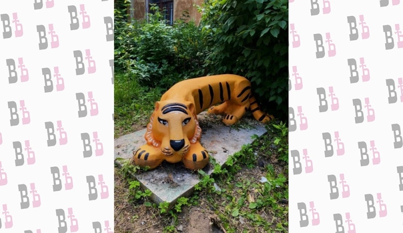 Юная калужская художница занялась раскраской бетонных фигур в городском дворе