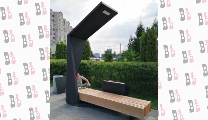 В Обнинске появилась стильная скамейка с зарядкой для гаджетов